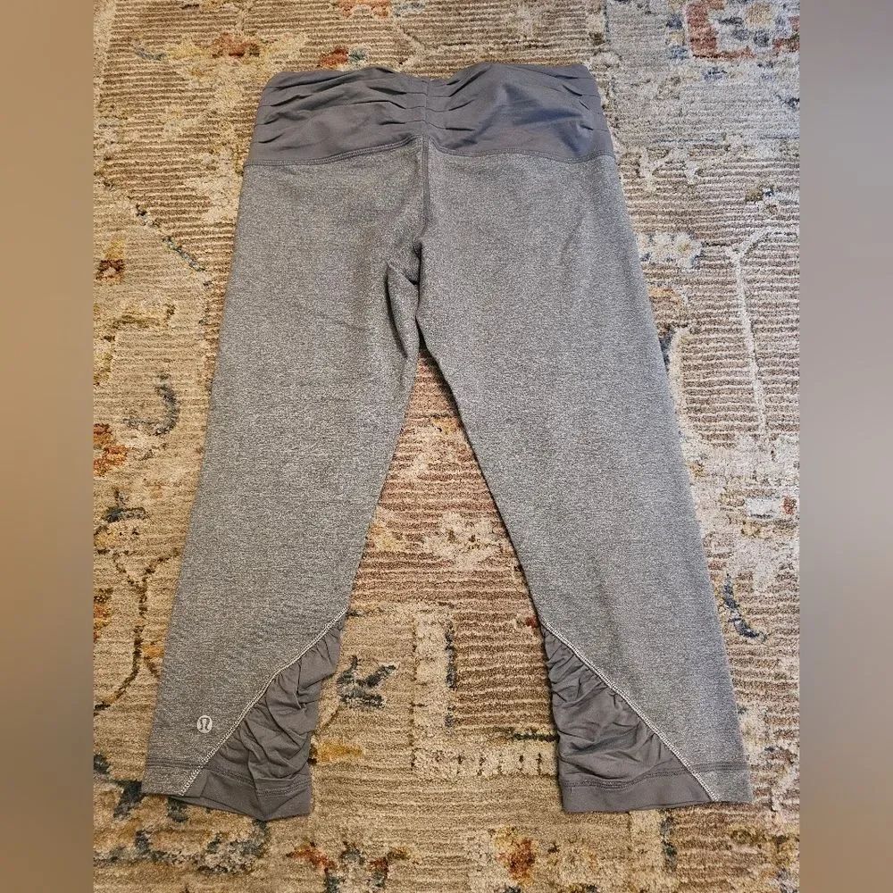 Lululemon Venus Gray Ruched Leg Crop Capris Athletic Leggings Size 8